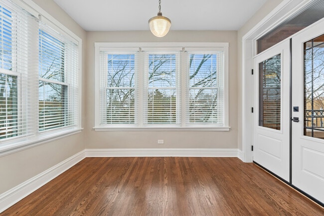 Building Photo - 4932 N Ridgeway Ave