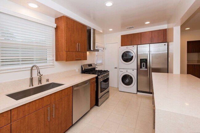 Building Photo - South of the Blvd DESIGNER UNIT!