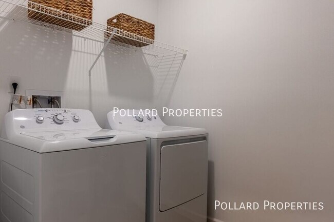 Building Photo - 822 Parkview Dr