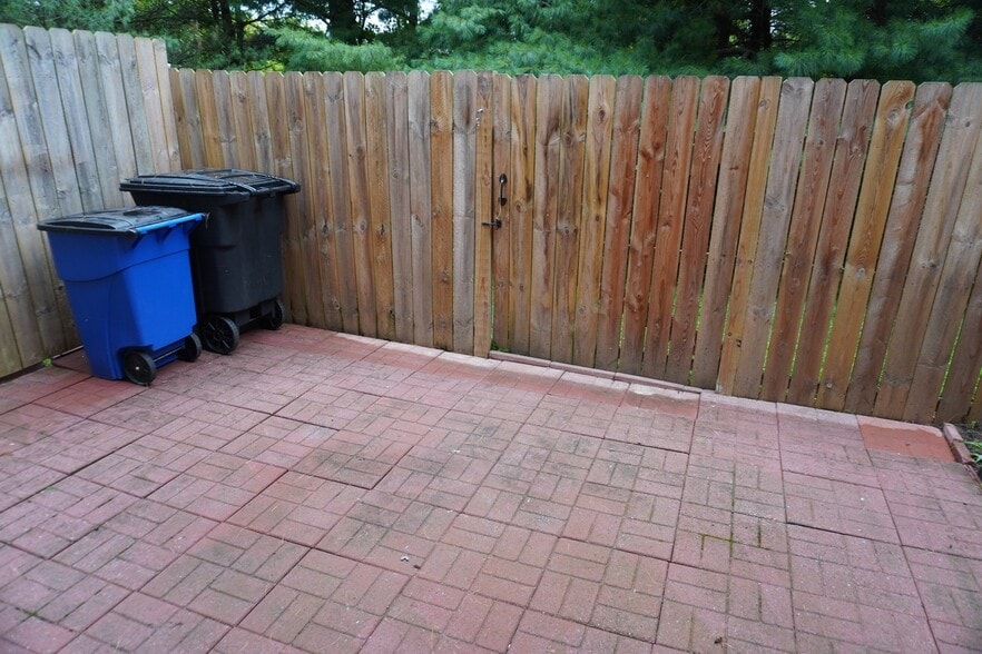 Building Photo - 8381 Township Dr