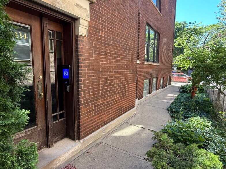 Entryway - 1414 W Farragut Ave