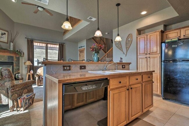 Building Photo - 400 Paintbrush Ter