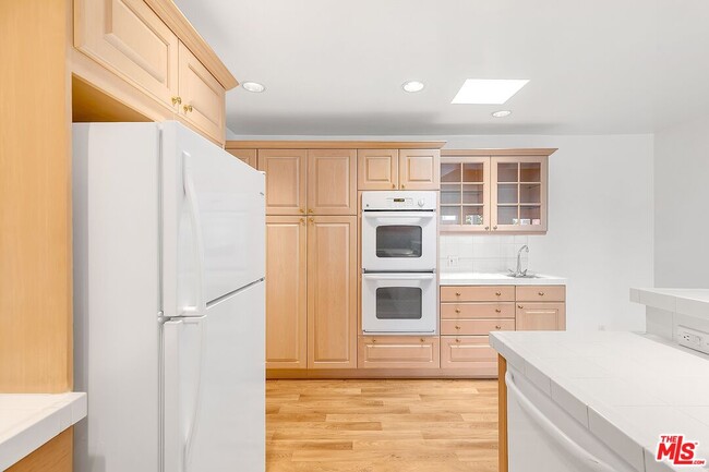 Building Photo - 825 S Gretna Green Way