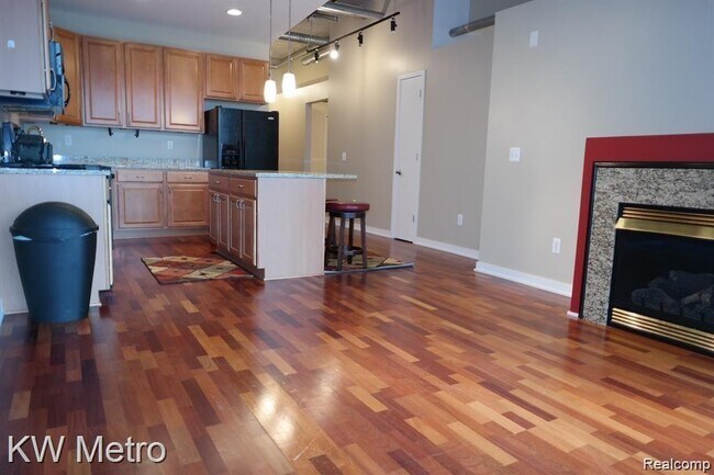 Building Photo - 350 N Main St