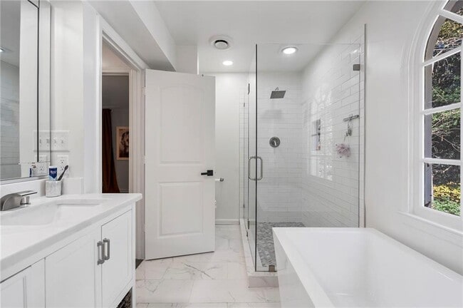 Building Photo - 2373 Virginia Pl NE