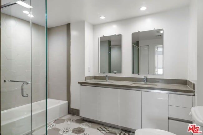 Building Photo - 1265 Barry Ave