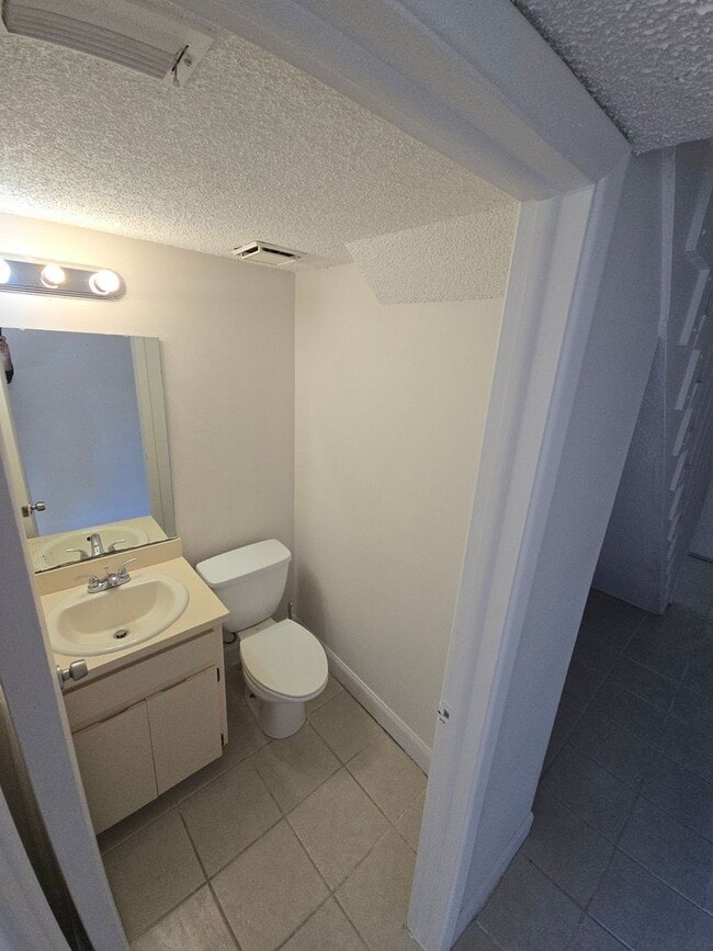 Building Photo - 2-Bedroom, 2-Bathroom Condo in Land O' Lakes