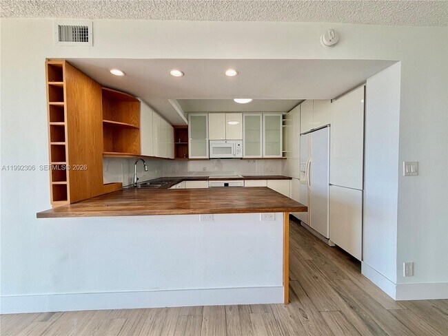 Building Photo - 1000 Parkview Dr