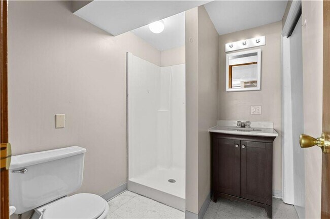 Building Photo - Bright & Spacious 3-Bed Home with Finished...