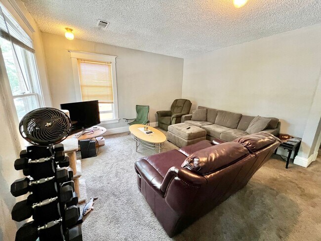 Interior Photo - The Remington (BR-LN-KB)