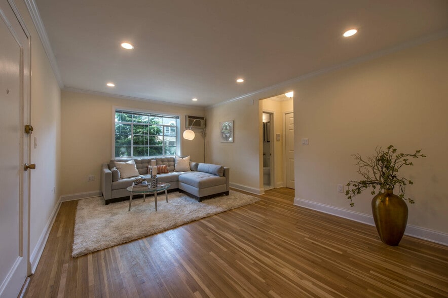 Building Photo - 26 Alton Pl