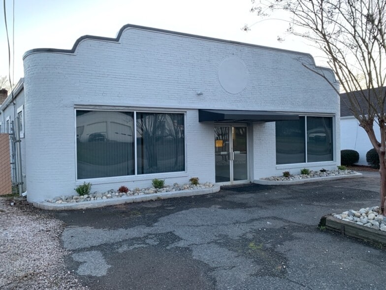 Primary Photo - 922 E Main St