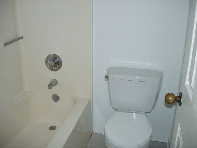 Building Photo - Chapel Hill - Mill Creek 4BR/2BA Condo