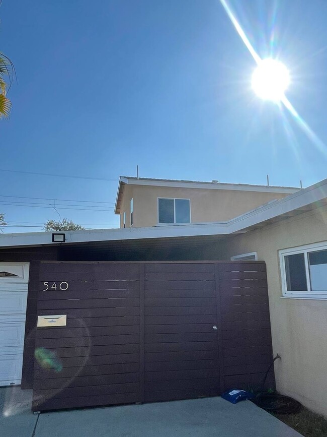 Building Photo - 540 W Elm Ave