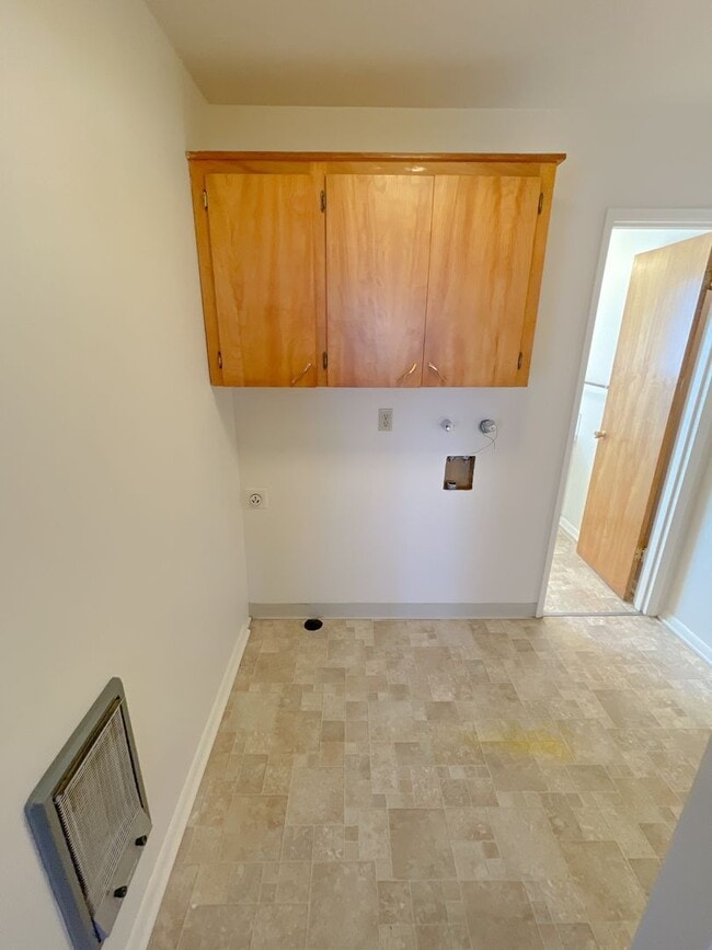 Building Photo - 3 Bedroom, 2 Bath - Home in Moyina Heights