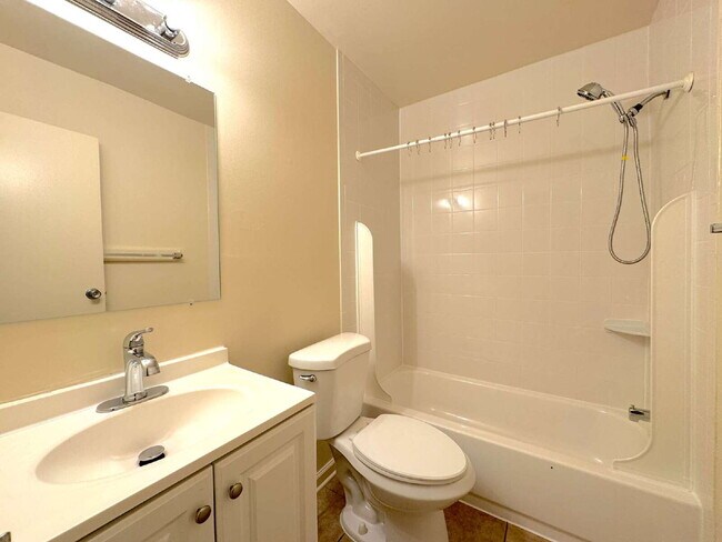 Building Photo - Charming Townhome in Prime Annandale Location