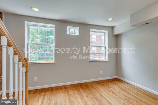 Building Photo - 331 Titan St