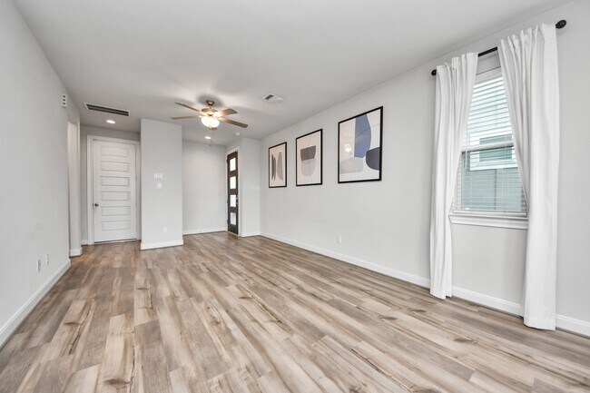 Building Photo - 9830 Magnolia Village Ln