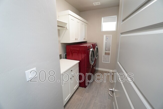 Building Photo - 407 W Pavilion Ln