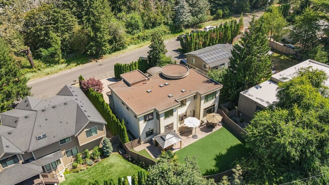 Building Photo - Live the Tuscan Life in Kirkland