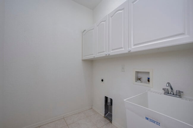 Building Photo - 1800 Bayshore Way