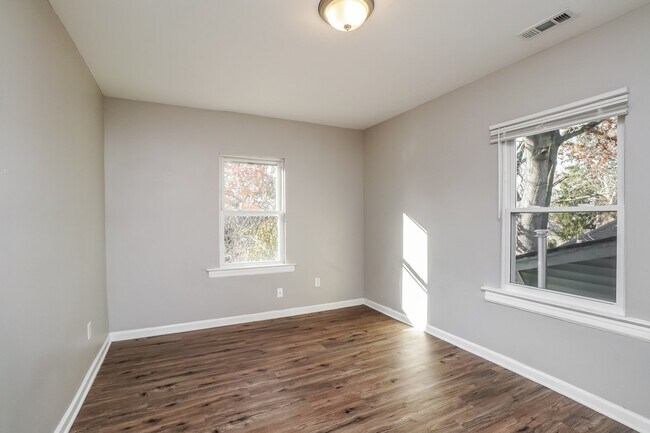 Building Photo - 810 Sutcliffe Ave