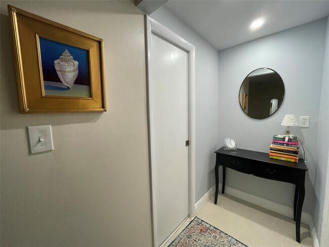 Building Photo - 4629 Poinciana St