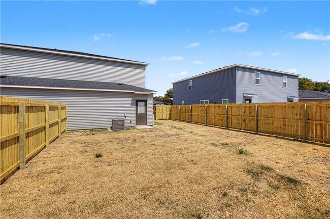 Building Photo - 406 W Cloud Dr