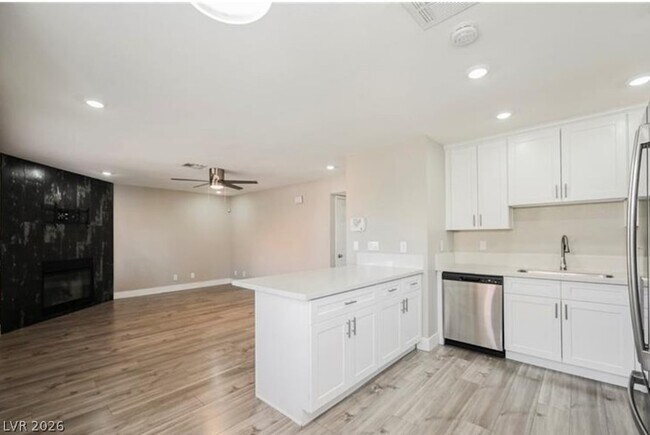 Building Photo - 1205 N Buffalo Dr