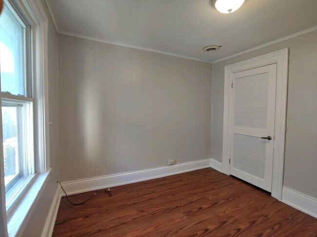 Building Photo - 876 Niagara St