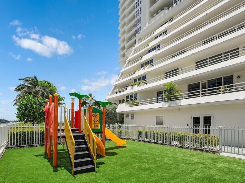 Building Photo - 555 NE 34th St