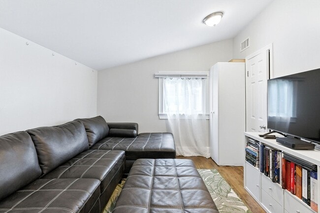 Building Photo - 8 Earnshaw St