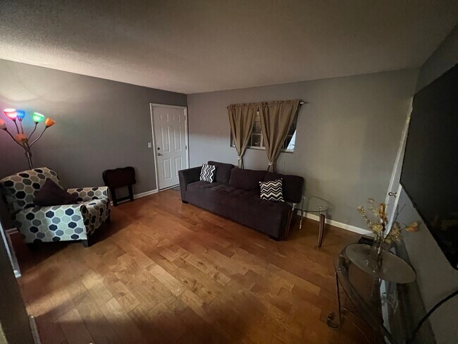 Building Photo - 315 Hilderbrand Dr