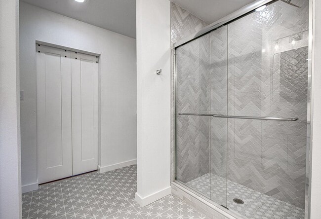 Building Photo - Fully Rebuilt 3BD Gem with Designer Finish...