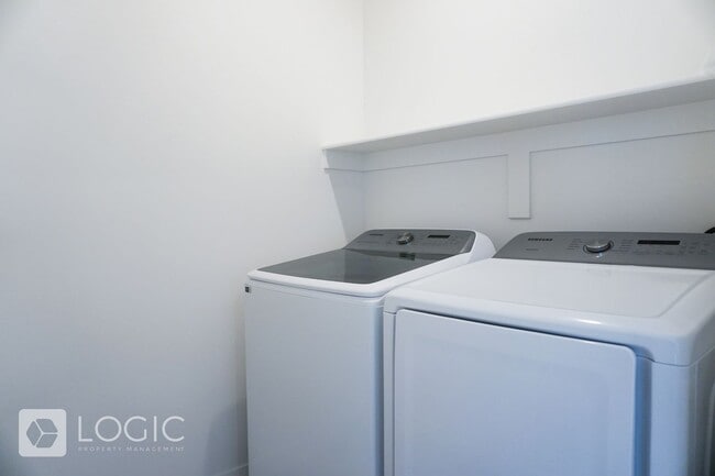 Building Photo - Gorgeous Townhome in Great Location!