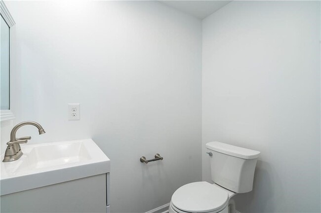 Building Photo - 210 E Elm St