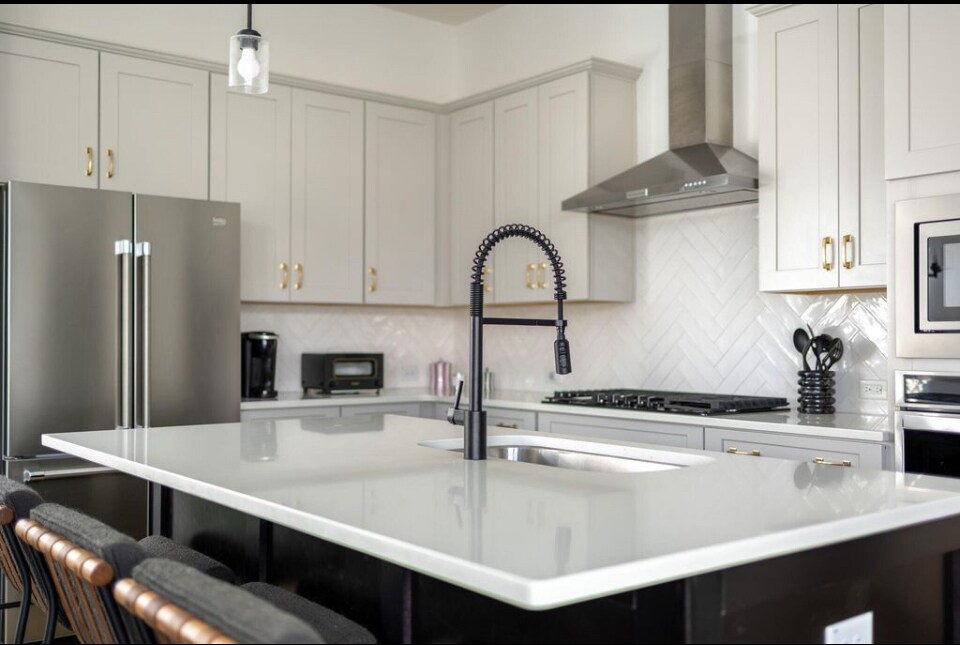 Building Photo - 610 Blueway Ave