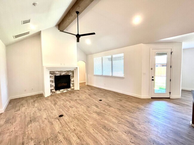 Building Photo - 4 Bed/2 Bath Home