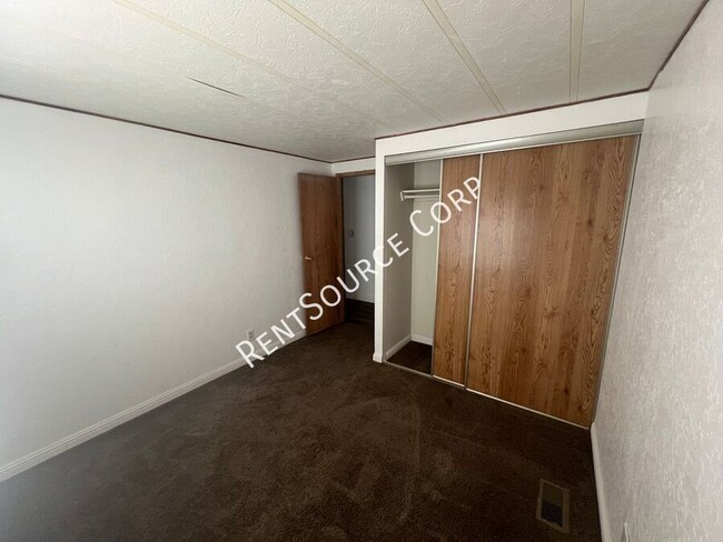 Building Photo - 3 Bedrom Mobile Home For Rent in Rosamond