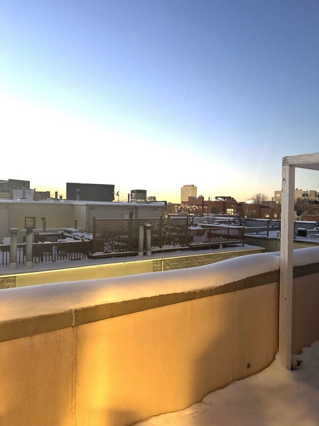 Building Photo - 860 N Elston Ave