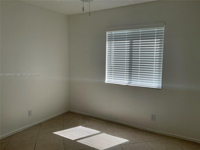 Building Photo - 501 Gardens Dr