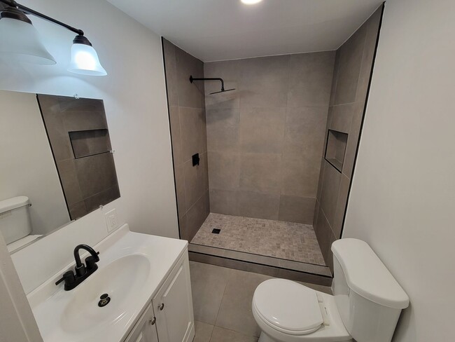 Building Photo - Gorgeous 5 bed 3.5 Bath in Madisonville!!