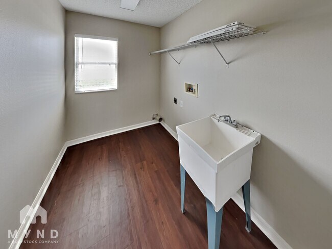 Building Photo - 12843 Longcrest Dr