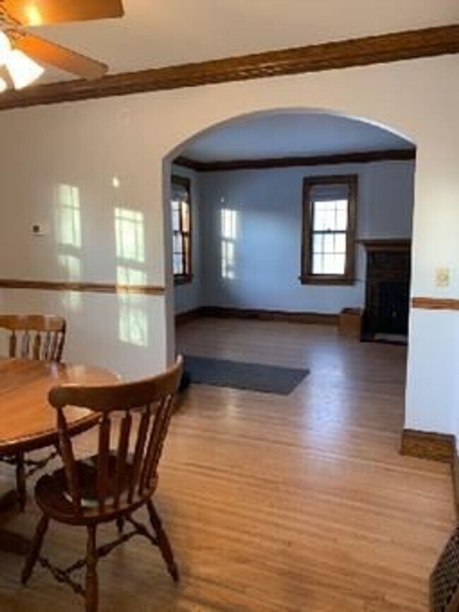 Building Photo - AVAILABLE AUGUST -  3 BED 2 BATH