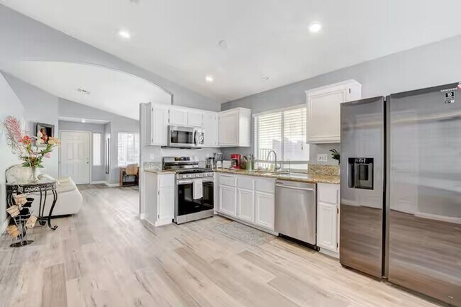 Building Photo - Short Term Rental & Furnished