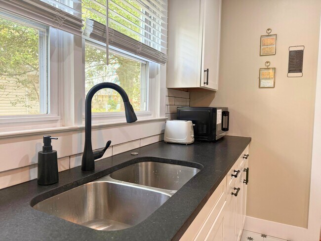 Building Photo - 11 Brooks Ave