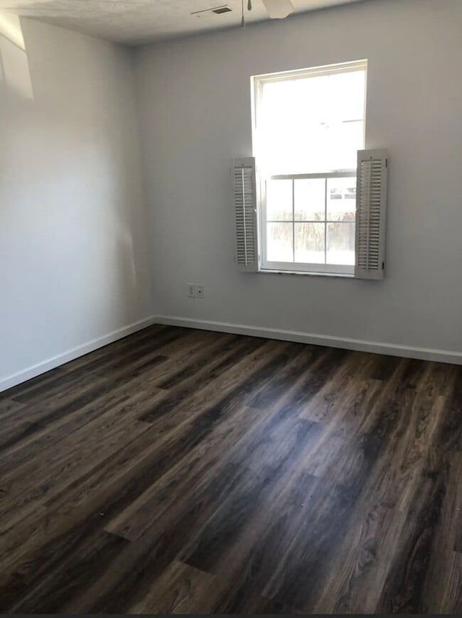 Building Photo - Cross Lanes Townhouse! In-Unit Laundry hoo...