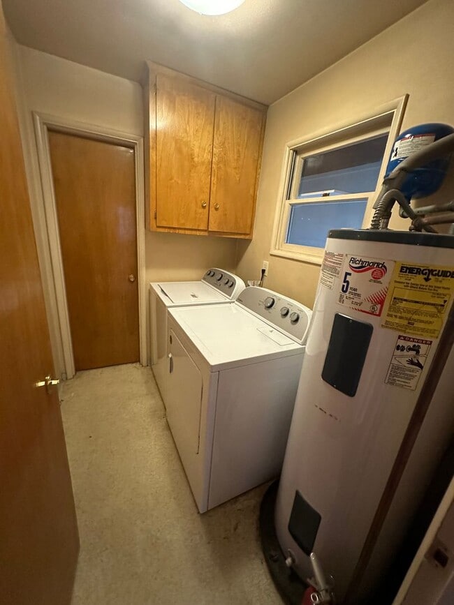 Building Photo - MIDTOWN 3 Bdrm House, All Appliances incl ...
