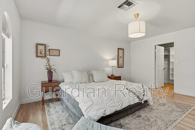Building Photo - 3007 La Mesa Dr