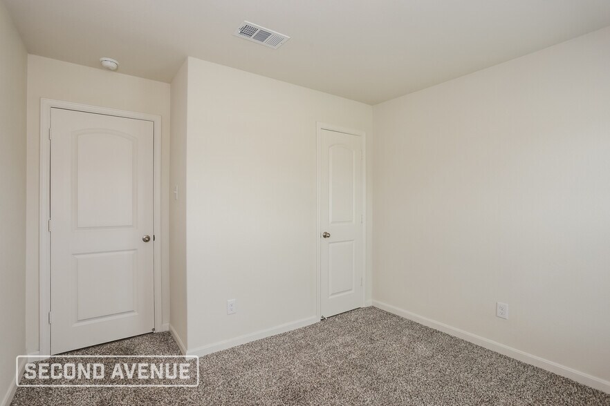 Building Photo - 1325 Woodwinds Dr